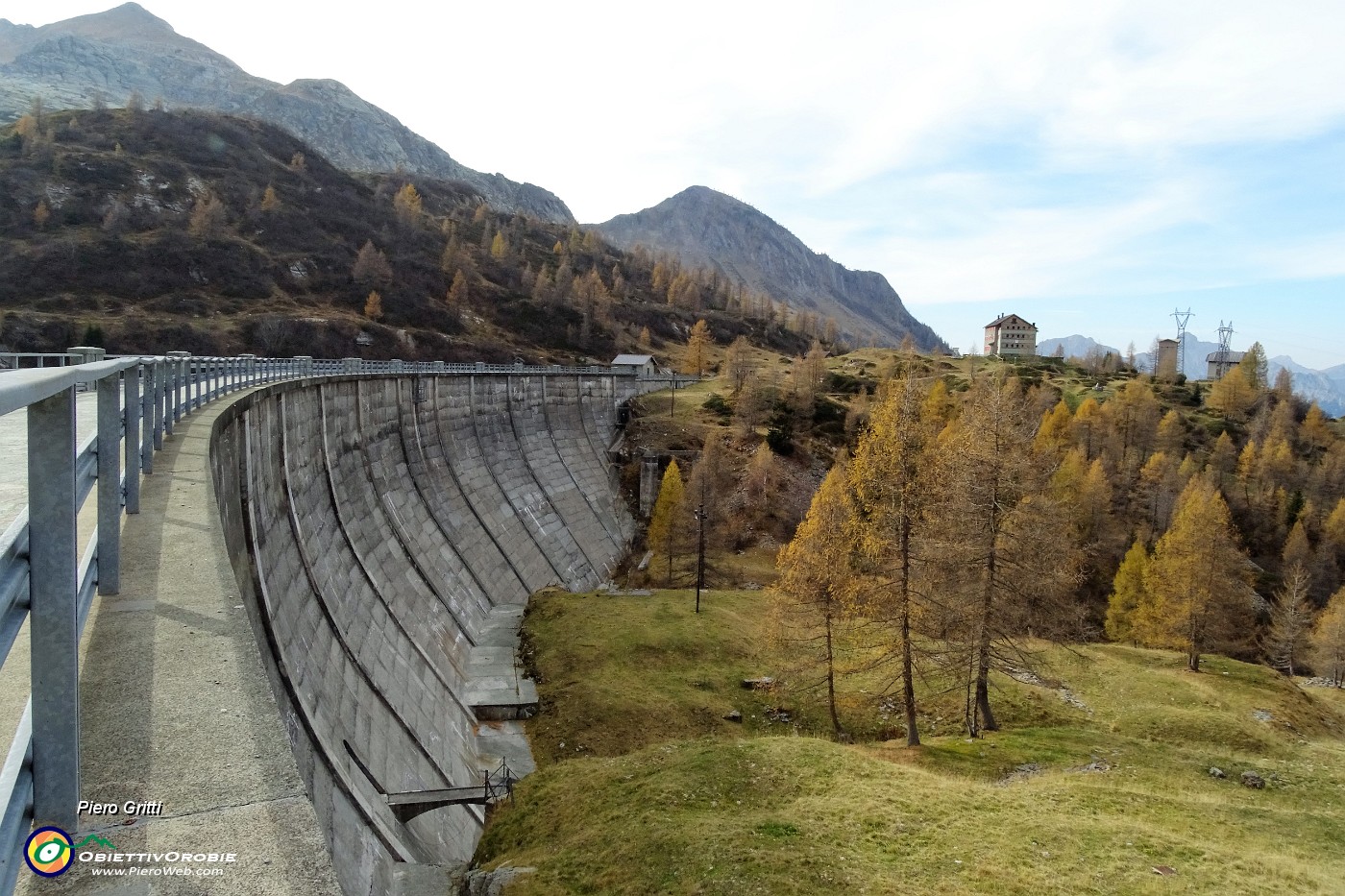 62 Diga Laghi Gemelli con vista sul rifugio.JPG